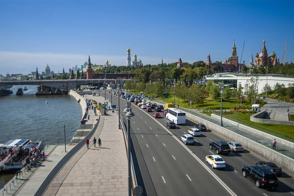 Moskova Kremlin'in panoraması her zaman genel ilgi çekmiştir. Nehrin üzerinde gezinen yeni bir yaya köprüsü bakış açısısayısını artırdı.     