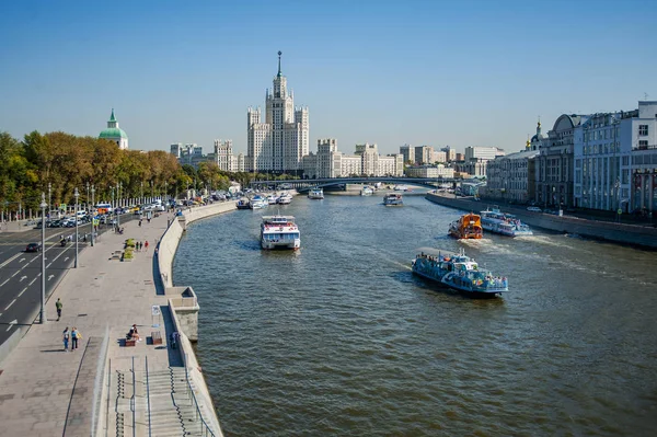 Moskova Nehri'nin Kremlin'e karşı tarafında yüksek bir kule altında bir bina duruyor. Bu tür görkemli binaların halkası Moskova'nın merkezini kaplar..      