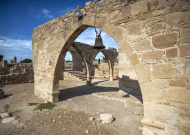 Ortodoks Kilisesi, Meryem Ana'nın pagan tanrıçaya karşı kazandığı zaferin bir işareti olarak antik Afrodit tapınağının yıkıntıları üzerinde ortaya çıktı..     