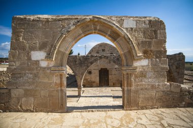 Ortodoks Kilisesi, Meryem Ana'nın pagan tanrıçaya karşı kazandığı zaferin bir işareti olarak antik Afrodit tapınağının yıkıntıları üzerinde ortaya çıktı..     