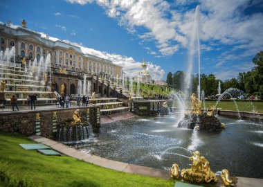 Büyük Peterhof Sarayı'nın altındaki tepede, mağaralar şeklinde Büyük Çağlayan'a bakan çeşmelerin bakımı için geniş tesisler bulunmaktadır.