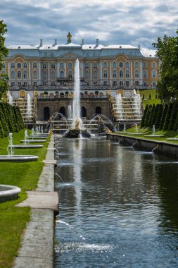 Büyük Peterhof Sarayı'nın altındaki tepede, mağaralar şeklinde Büyük Çağlayan'a bakan çeşmelerin bakımı için geniş tesisler bulunmaktadır.
