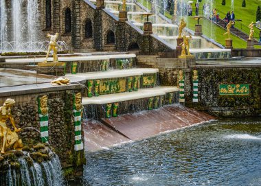 Büyük Peterhof Sarayı'nın altındaki tepede, mağaralar şeklinde Büyük Çağlayan'a bakan çeşmelerin bakımı için geniş tesisler bulunmaktadır.