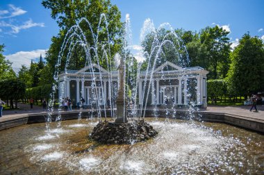 Finlandiya Körfezi'nin güney kıyısında, Peter I dünyanın en büyük çeşme sistemi ile bir saray ve park topluluk kurdu. Peterhof'ta toplam 147 çağlayan ve çeşme bulunmaktadır..
