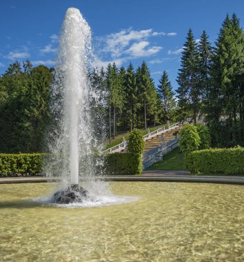Finlandiya Körfezi'nin güney kıyısında, Peter I dünyanın en büyük çeşme sistemi ile bir saray ve park topluluk kurdu. Peterhof'ta toplam 147 çağlayan ve çeşme bulunmaktadır..