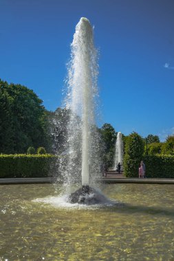 Finlandiya Körfezi'nin güney kıyısında, Peter I dünyanın en büyük çeşme sistemi ile bir saray ve park topluluk kurdu. Peterhof'ta toplam 147 çağlayan ve çeşme bulunmaktadır..