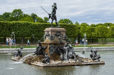 Finlandiya Körfezi'nin güney kıyısında, Peter I dünyanın en büyük çeşme sistemi ile bir saray ve park topluluk kurdu. Peterhof'ta toplam 147 çağlayan ve çeşme bulunmaktadır..