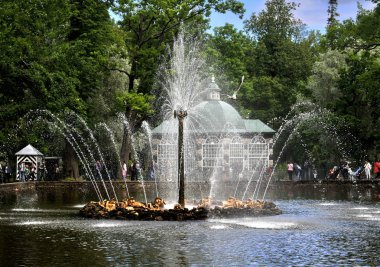 Finlandiya Körfezi'nin güney kıyısında, Peter I dünyanın en büyük çeşme sistemi ile bir saray ve park topluluk kurdu. Peterhof'ta toplam 147 çağlayan ve çeşme bulunmaktadır..