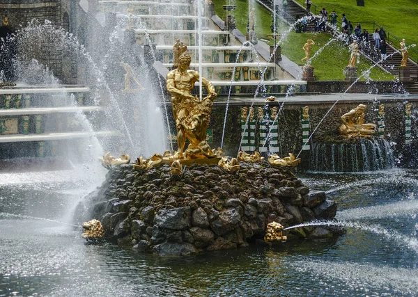 Heuvel Onder Het Grote Peterhof Paleis Gelegen Uitgebreide Faciliteiten Voor — Stockfoto