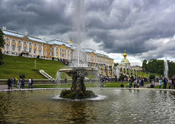 Finlandiya Körfezi'nin güney kıyısında, Peter I dünyanın en büyük çeşme sistemi ile bir saray ve park topluluk kurdu. Peterhof'ta toplam 147 çağlayan ve çeşme bulunmaktadır..
