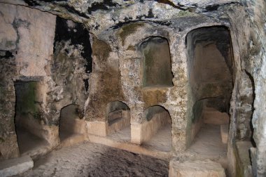 Mezar yapılarının ihtişamı nedeniyle kentin antik nekropolüne Kraliyet Mezarları adı verilir. Romalılar onu yağmaladılar ve nekropolü taş ocağına çevirdiler..