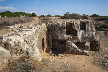 Mezar yapılarının ihtişamı nedeniyle kentin antik nekropolüne Kraliyet Mezarları adı verilir. Romalılar onu yağmaladılar ve nekropolü taş ocağına çevirdiler..