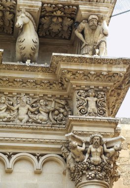 Kilisenin cephesindeki sc ulptures insan günahları ortaya, tövbe zaman Tanrı tarafından vaat edilen affı. 