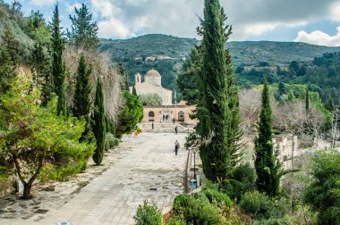 Dağların yükseklerindeki bir mağaraya yerleşmiş bir keşiş Neophyte manastırı 12. yüzyılda kurdu. Türklerin yıkımından sonra manastır 18. yüzyılda yeniden canlandı..    