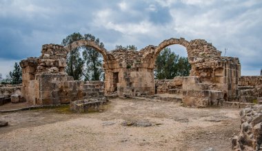 Paphos 'taki 7. yüzyıl Bizans kalesi 1200 yılında Haçlılar tarafından geliştirildi ve 22 yıl sonra güçlü bir depremle yıkıldı..     