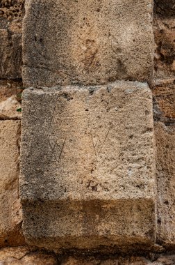 Paphos 'taki 7. yüzyıl Bizans kalesi 1200 yılında Haçlılar tarafından geliştirildi ve 22 yıl sonra güçlü bir depremle yıkıldı..     