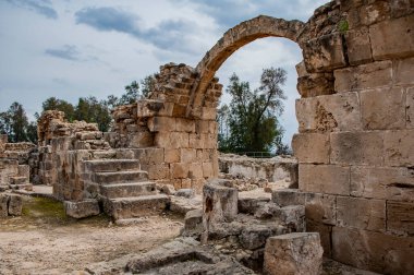 Paphos 'taki 7. yüzyıl Bizans kalesi 1200 yılında Haçlılar tarafından geliştirildi ve 22 yıl sonra güçlü bir depremle yıkıldı..     