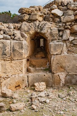 Paphos 'taki 7. yüzyıl Bizans kalesi 1200 yılında Haçlılar tarafından geliştirildi ve 22 yıl sonra güçlü bir depremle yıkıldı..     