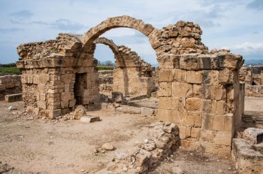 Paphos 'taki 7. yüzyıl Bizans kalesi 1200 yılında Haçlılar tarafından geliştirildi ve 22 yıl sonra güçlü bir depremle yıkıldı..     