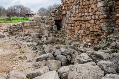 Paphos 'taki 7. yüzyıl Bizans kalesi 1200 yılında Haçlılar tarafından geliştirildi ve 22 yıl sonra güçlü bir depremle yıkıldı..     