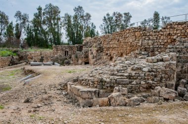 Paphos 'taki 7. yüzyıl Bizans kalesi 1200 yılında Haçlılar tarafından geliştirildi ve 22 yıl sonra güçlü bir depremle yıkıldı..     