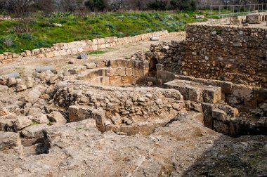 Paphos 'taki 7. yüzyıl Bizans kalesi 1200 yılında Haçlılar tarafından geliştirildi ve 22 yıl sonra güçlü bir depremle yıkıldı..     