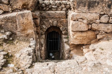 Paphos 'taki 7. yüzyıl Bizans kalesi 1200 yılında Haçlılar tarafından geliştirildi ve 22 yıl sonra güçlü bir depremle yıkıldı..     