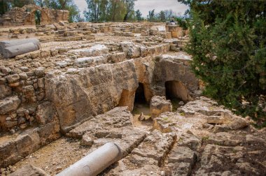 Paphos 'taki 7. yüzyıl Bizans kalesi 1200 yılında Haçlılar tarafından geliştirildi ve 22 yıl sonra güçlü bir depremle yıkıldı..     