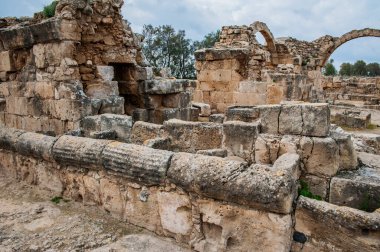 Paphos 'taki 7. yüzyıl Bizans kalesi 1200 yılında Haçlılar tarafından geliştirildi ve 22 yıl sonra güçlü bir depremle yıkıldı..     