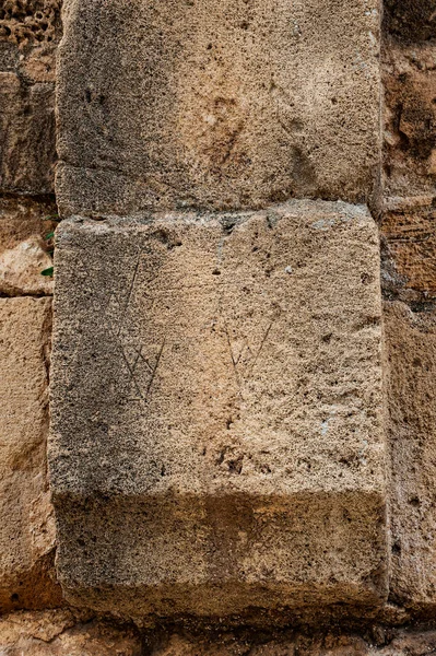 Paphos 'taki 7. yüzyıl Bizans kalesi 1200 yılında Haçlılar tarafından geliştirildi ve 22 yıl sonra güçlü bir depremle yıkıldı..     