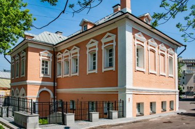 Eski şehir malikanesi 1711 yılında Moskova 'lı doktor Dmitry Tveritinov tarafından satın alındı ve Barok tarzında yeniden inşa edildi. 18. yüzyılın ortalarında, ev geç bir Barok tarzı aldı..   