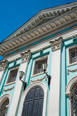 Yauza 'nın ağzında gümüş madeni paralar vardı. Silversmiths adı verilen bu yerleşim merkezinin adı Üçlemeci Kilisesi ve asil ailenin kentsel köşküydü..    