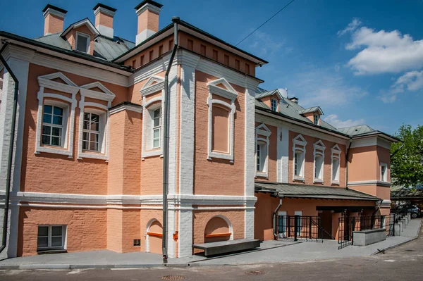 Eski şehir malikanesi 1711 yılında Moskova 'lı doktor Dmitry Tveritinov tarafından satın alındı ve Barok tarzında yeniden inşa edildi. 18. yüzyılın ortalarında, ev geç bir Barok tarzı aldı..   
