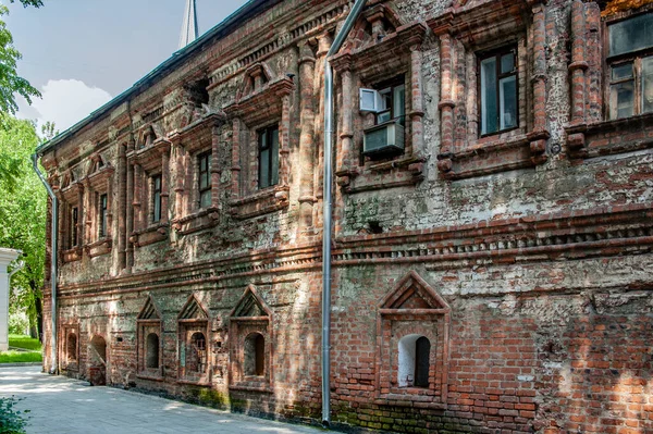 Orta çağda Moskova 'da yerleşim yerleri ortaya çıktı ve bir ev, bahçe ve ek binalardan oluşuyordu. Lopukhins soylularının evi şehrin en eskilerindendir..      