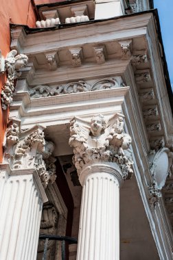 İmparator I. Peter 'ın silah arkadaşı Alexander Menshikov, Moskova Barok tarzında inanılmaz bir kilise inşa etti. Bu tarz, Rus gelenekleriyle Batı Avrupa 'nın ayrıntılarını birleştirir..       