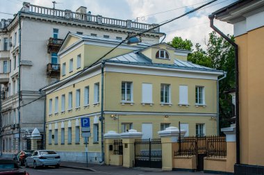 İmparator I. Peter 'ın silah arkadaşı Alexander Menshikov, Moskova Barok tarzında inanılmaz bir kilise inşa etti. Bu tarz, Rus gelenekleriyle Batı Avrupa 'nın ayrıntılarını birleştirir..       