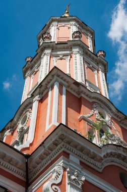 İmparator I. Peter 'ın silah arkadaşı Alexander Menshikov, Moskova Barok tarzında inanılmaz bir kilise inşa etti. Bu tarz, Rus gelenekleriyle Batı Avrupa 'nın ayrıntılarını birleştirir..       