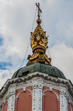 İmparator I. Peter 'ın silah arkadaşı Alexander Menshikov, Moskova Barok tarzında inanılmaz bir kilise inşa etti. Bu tarz, Rus gelenekleriyle Batı Avrupa 'nın ayrıntılarını birleştirir..       