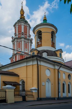 İmparator I. Peter 'ın silah arkadaşı Alexander Menshikov, Moskova Barok tarzında inanılmaz bir kilise inşa etti. Bu tarz, Rus gelenekleriyle Batı Avrupa 'nın ayrıntılarını birleştirir..       