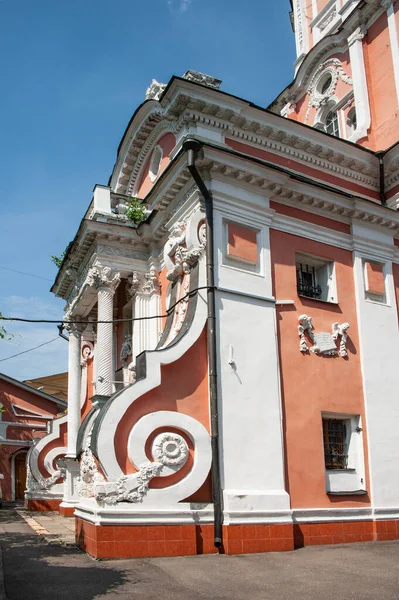 亚历山大 孟什科夫 彼得大帝的战友 以莫斯科巴洛克风格建造了一座令人赞叹的教堂 这种风格结合了俄罗斯的传统和西欧的细节 — 图库照片