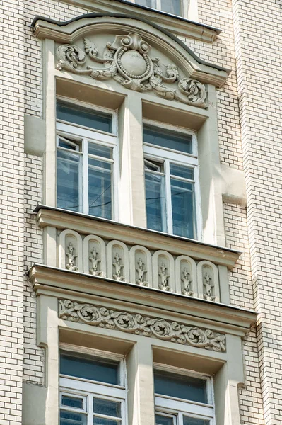 1911年 モスクワの起業家マタイ スタインはリャリナ広場の角に合理的なアールヌーボー様式の有益な家を建てた 最近家が復元されました — ストック写真