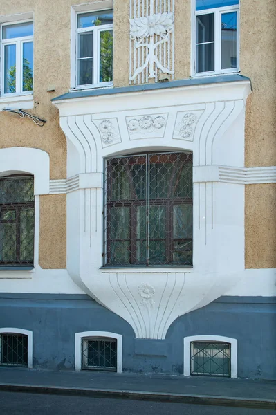 この素晴らしい家は2つの古いモスクワの車線の角に位置しています 建築家は北ヨーロッパの中世の建築でロマンチックな形 装飾品 この家の仕上げを見つけました — ストック写真