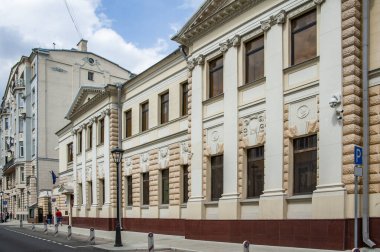 Eski malikane, cephenin eklektik tarzda değiştirilmesiyle 1914 yılında modern görünümüne kavuştu. Ntoklasisizm İtalyan Rönesans motifleriyle doluydu.       