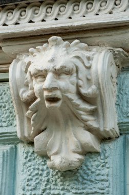 Esrarengiz karakterler 100 yıl önce çok katlı toplu konutlara dönüşen eski malikanelerin ve kârlı binaların cephelerinde yaşıyorlar. Yaratıcıları sonsuzlukta kayboldu..    