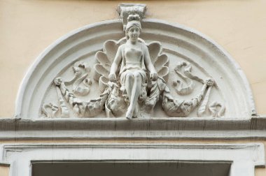 Esrarengiz karakterler 100 yıl önce çok katlı toplu konutlara dönüşen eski malikanelerin ve kârlı binaların cephelerinde yaşıyorlar. Yaratıcıları sonsuzlukta kayboldu..    