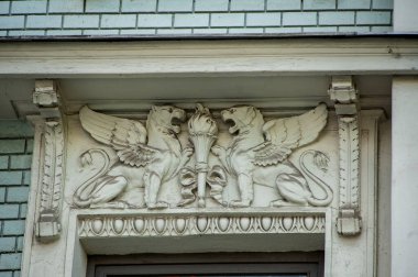 Esrarengiz karakterler 100 yıl önce çok katlı toplu konutlara dönüşen eski malikanelerin ve kârlı binaların cephelerinde yaşıyorlar. Yaratıcıları sonsuzlukta kayboldu..    