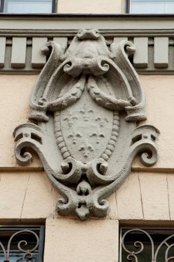 Esrarengiz karakterler 100 yıl önce çok katlı toplu konutlara dönüşen eski malikanelerin ve kârlı binaların cephelerinde yaşıyorlar. Yaratıcıları sonsuzlukta kayboldu..    