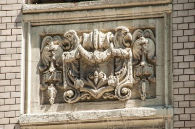 Esrarengiz karakterler 100 yıl önce çok katlı toplu konutlara dönüşen eski malikanelerin ve kârlı binaların cephelerinde yaşıyorlar. Yaratıcıları sonsuzlukta kayboldu..    