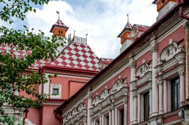 18. yüzyıldan 1917 yılına kadar ortaçağ sarayı en zengin prens Yusupov ailesine aitti. Bu saraya tüm eklentiler eski Rus tarzında yapılmıştır.   