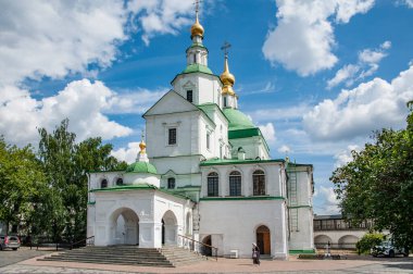 İlk Moskova prensi Daniel 1281 yılında Moskva Nehri kıyısında Danilov Manastırı 'nı kurdu. Manastır Moskova 'nın varoşlarında bir kale olarak hizmet verdi..          